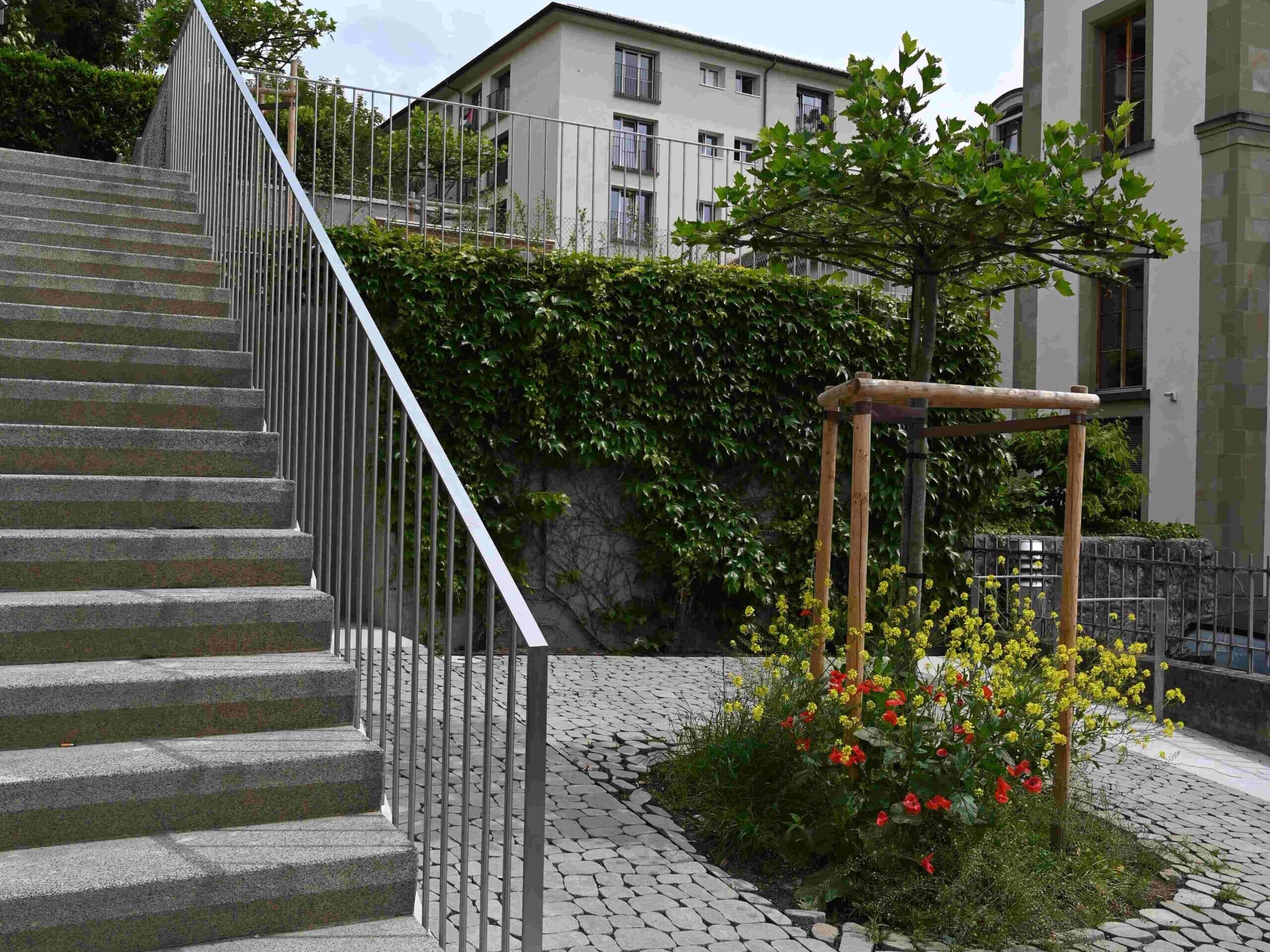 Vitrage en façade au rez-de-chaussée, serrurerie intérieure et extérieure.
