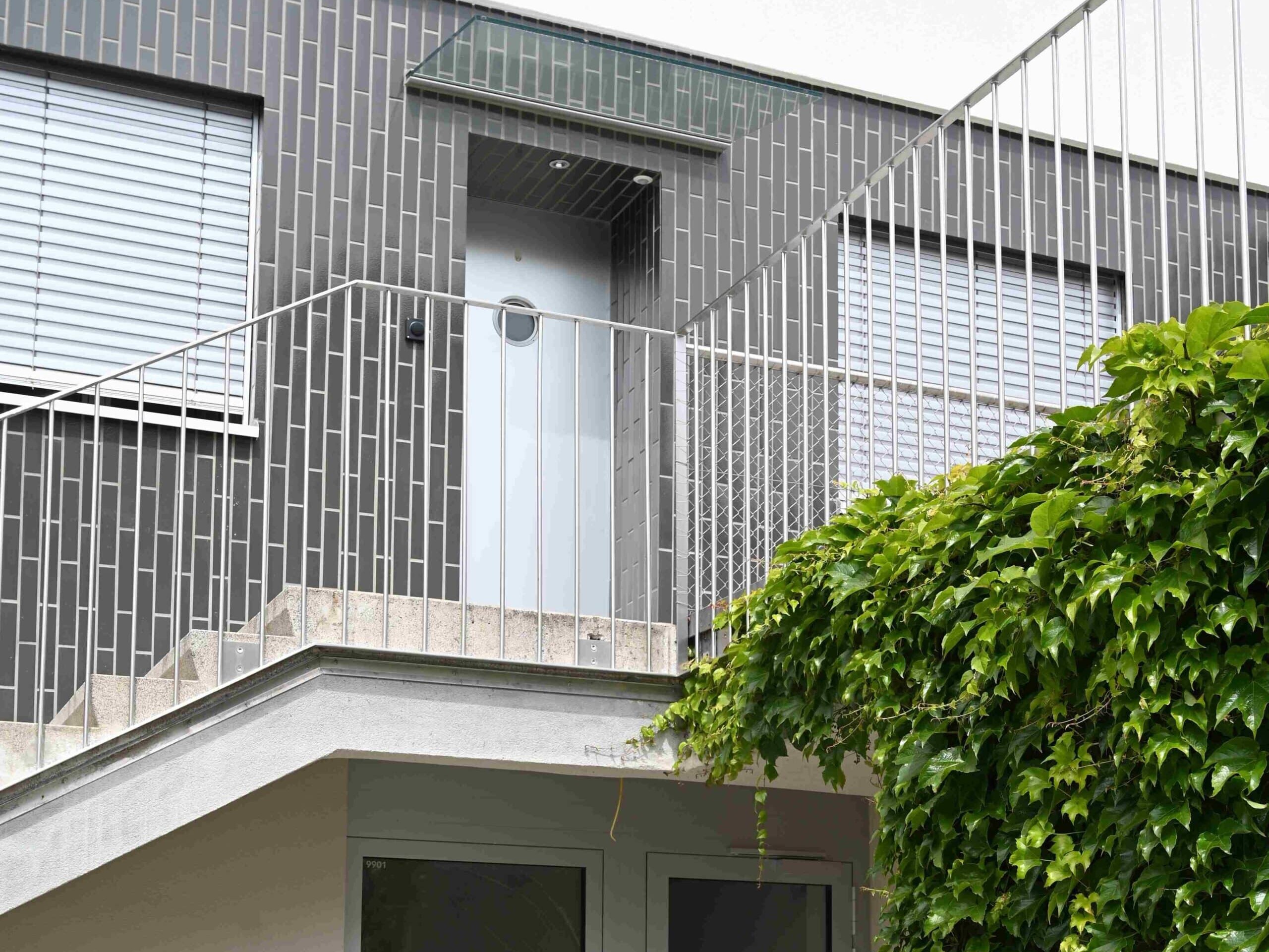 Vitrage en façade au rez-de-chaussée, serrurerie intérieure et extérieure.