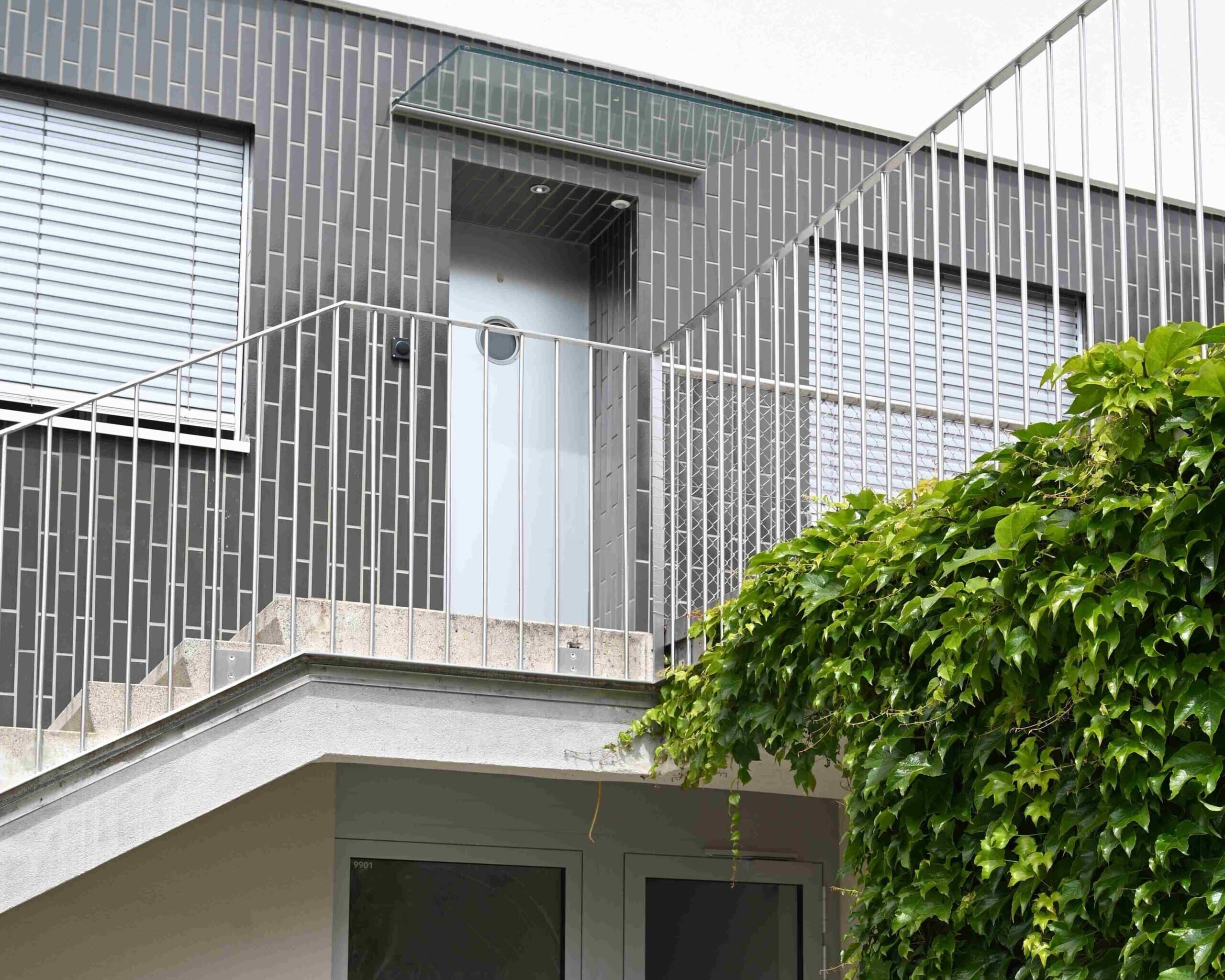 Vitrage en façade au rez-de-chaussée, serrurerie intérieure et extérieure.