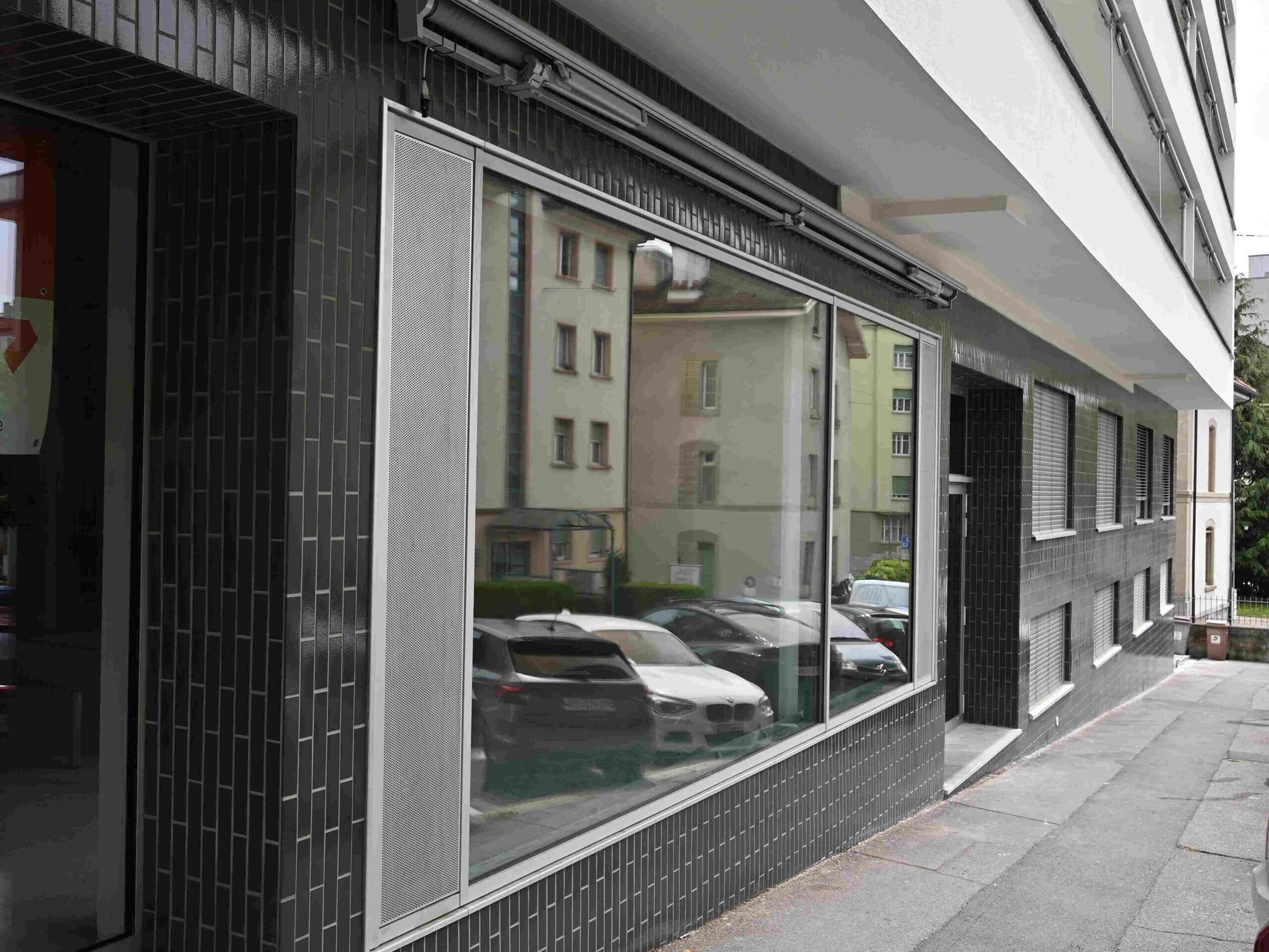Vitrage en façade au rez-de-chaussée, serrurerie intérieure et extérieure.