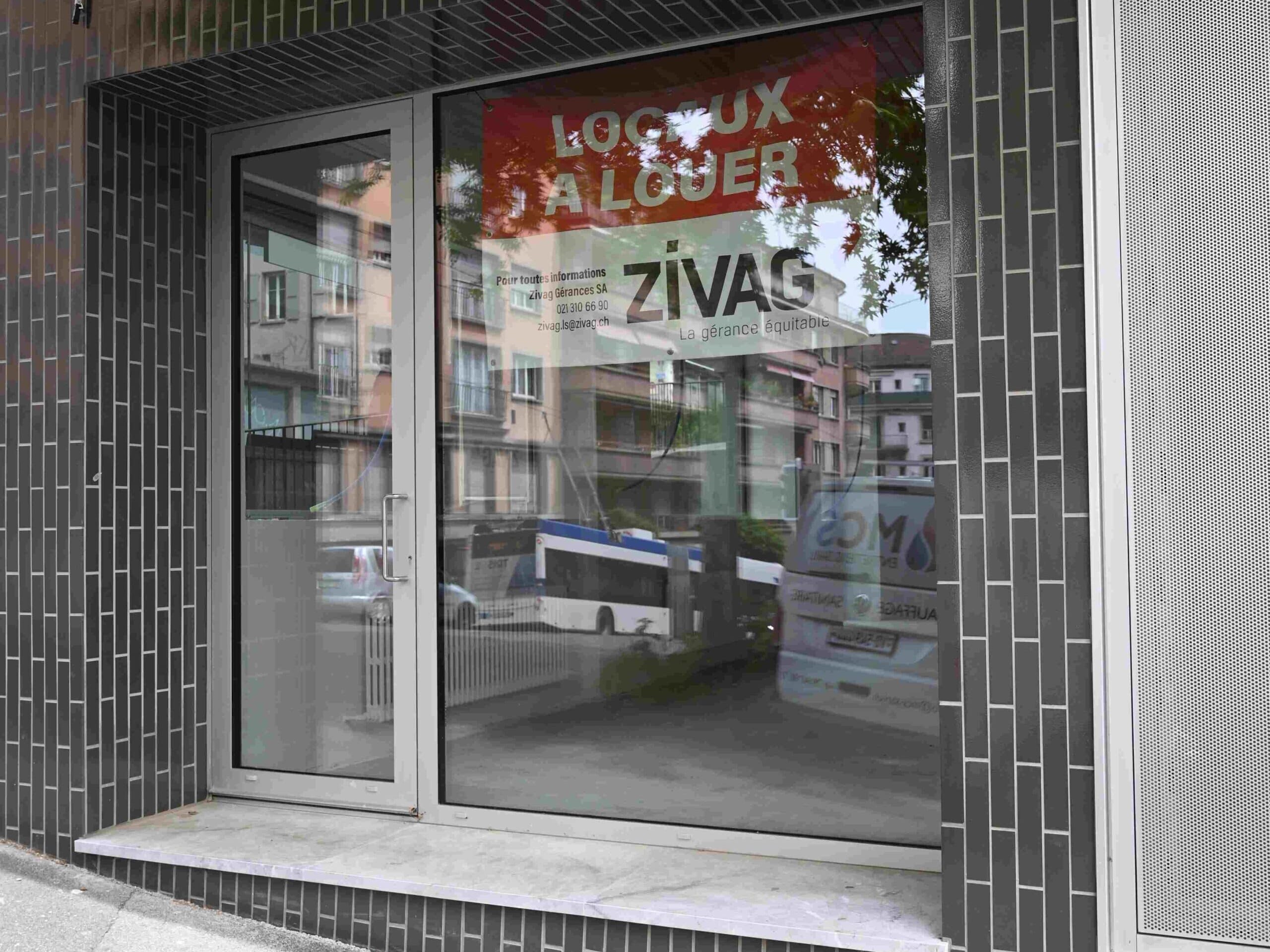 Vitrage en façade au rez-de-chaussée, serrurerie intérieure et extérieure.